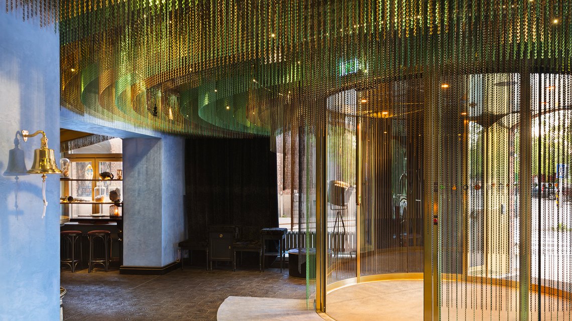 plafond en chapines à maillons aluminium anodisé www.maillemetaldesign.fr - <p>plafond en chapines à maillons aluminium anodisé hôtel <a href=