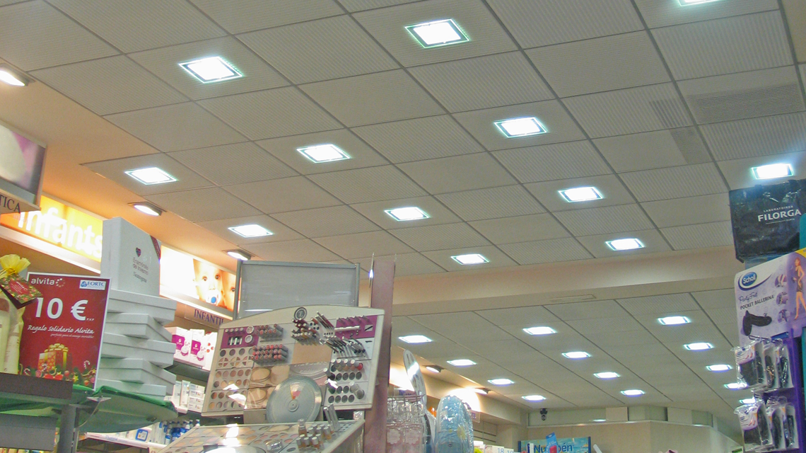 Plafond DECKMETAL maille métallique 600x600 pharmacie Barcelone www.maillemetaldesign.fr