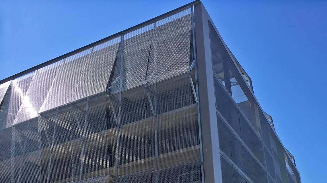 Façade en maille métallique inox spiralée EIFFEL4050 www.maillemetaldesign.fr