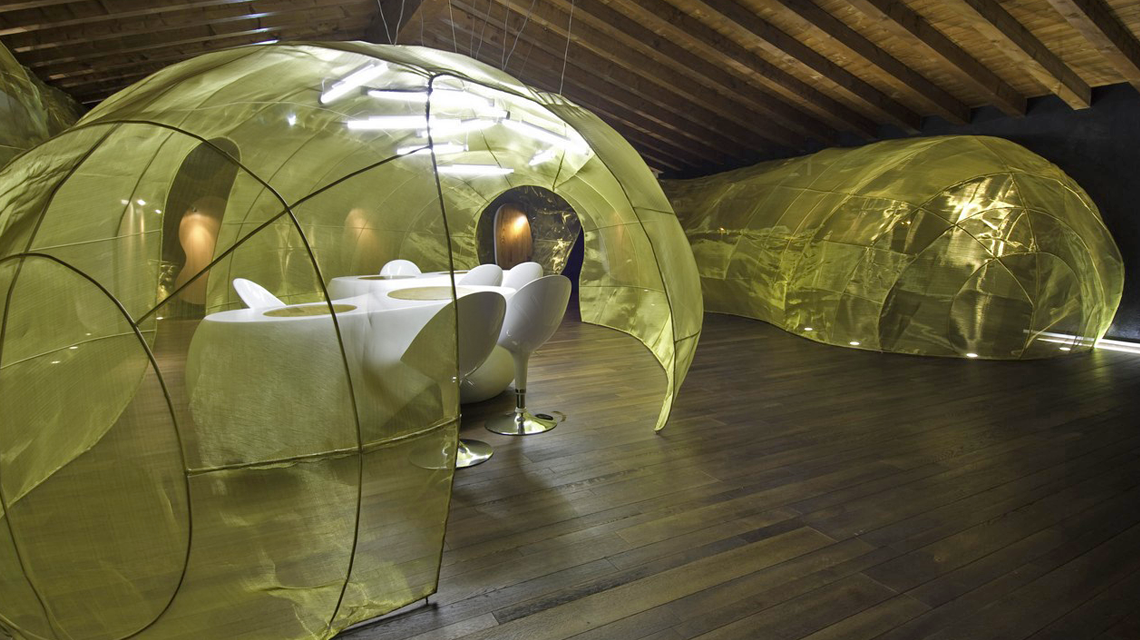 Séparateurs d'espace en résille métallique fine Dune Oro Architecture design Showroom www.maillemetaldesign.fr