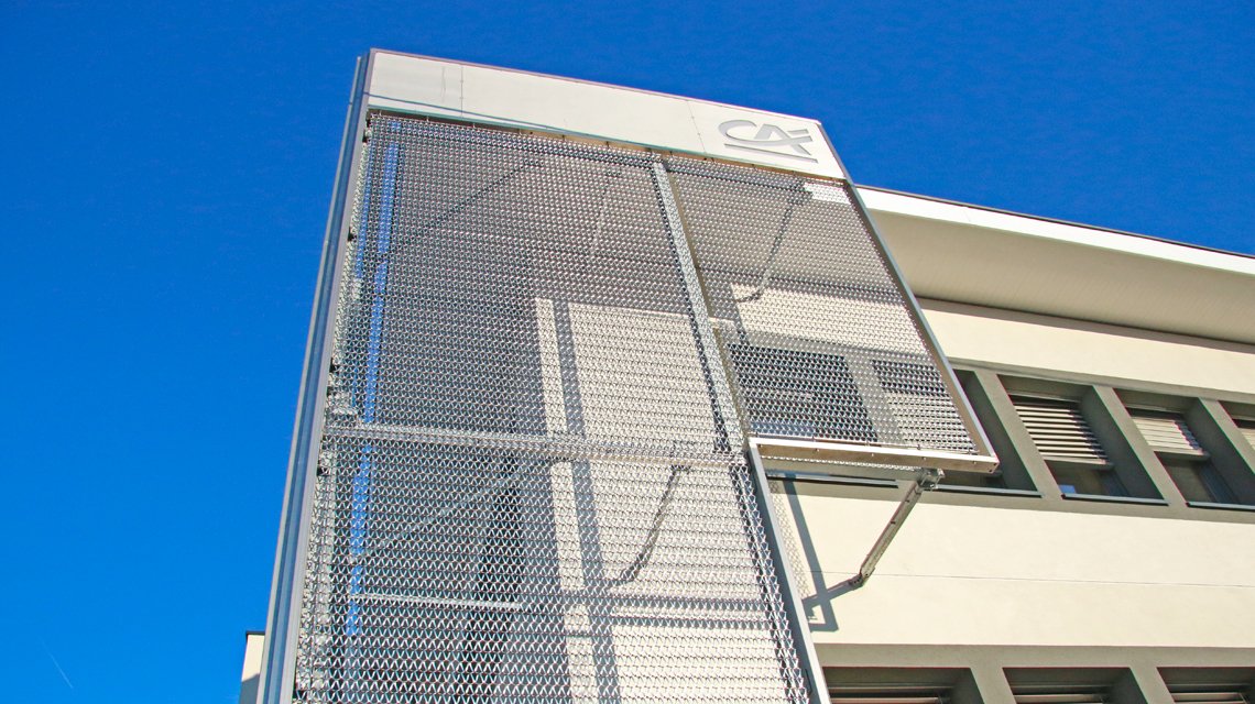 Façade en maille métallique inox spiralée EIFFEL4050 www.maillemetaldesign.fr - <p>maille métallique inox en façade de bâtiment du credit agricole utilisée comme habillage double-peau @maillemetaldesign</p>