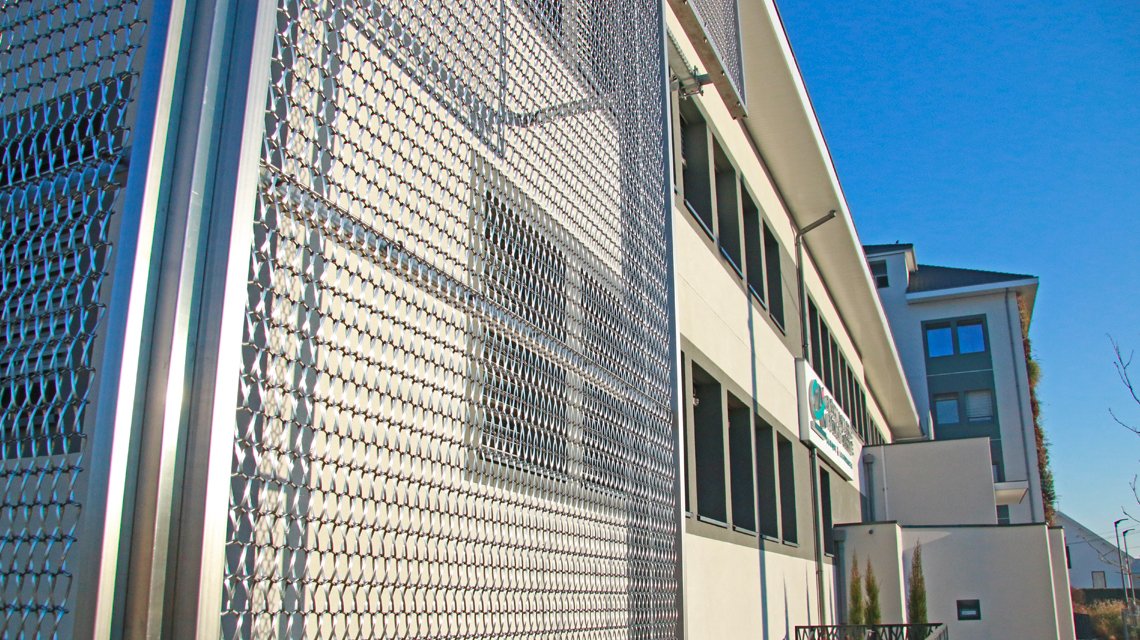 Façade en maille métallique inox spiralée EIFFEL4050 www.maillemetaldesign.fr - <p>maille métallique inox en façade de bâtiment du credit agricole utilisée comme habillage double-peau @maillemetaldesign</p>