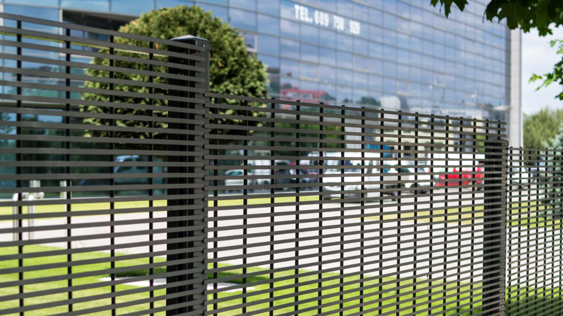 Clôture en grille électro-soudée SLOT www.maillemetaldesign.fr - <p>Clôture en grille électro-soudée SLOT <a href=