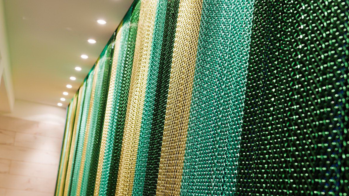 Habillage mural en chaînes à maillons aluminium colorées kriskadecor www.maillemetaldesign.fr