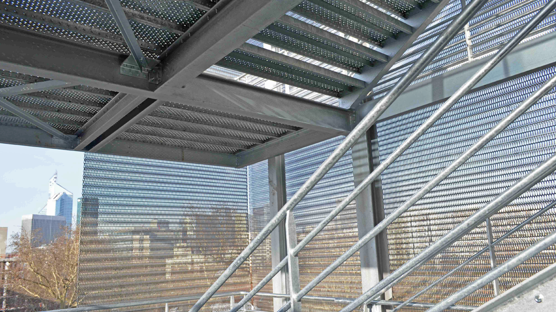 Parement escalier extérieur en maille métallique INOX EIFFEL1550 @maillemetaldesign
