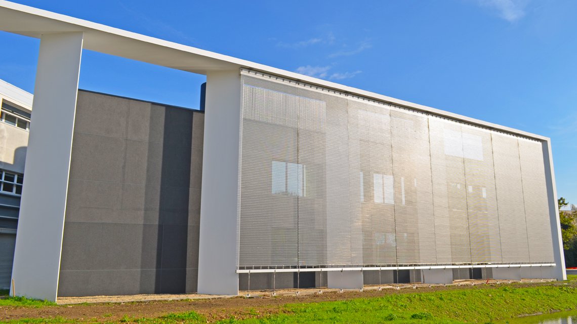 façade en maille métallique spiralée inox www.maillemetaldesign.fr  - <p>façade en maille métallique spiralée inox <a href=