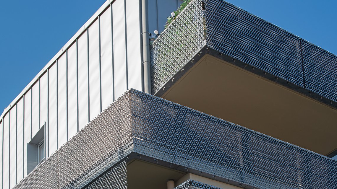 Façade & garde-corps en maille métallique spiralée en acier inoxydable www.maillemetaldesign.fr - <p>Dans ce projet de création de logements à Malakoff, la maille métallique en acier inoxydable a été intégrée comme remplissage de garde-corps et habillage en façade des bâtiments. Maille métallique spiralée EIFFEL40100 inox et son système de fixation TF60. La maille assure à la fois le remplissage des garde-corps et un habillage architectural continu, créant une lecture fluide et rythmée de l’enveloppe du bâtiment.</p>