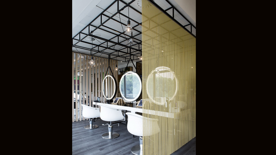 Rideaux séparateurs d'espace en chaînes à maillons aluminium doré kriskadecor www.maillemetaldesign.fr