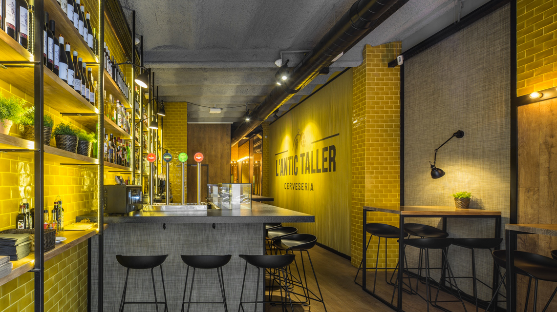 Revêtement mural chaînes à maillons aluminium personnalisées www.maillemetaldesign.fr