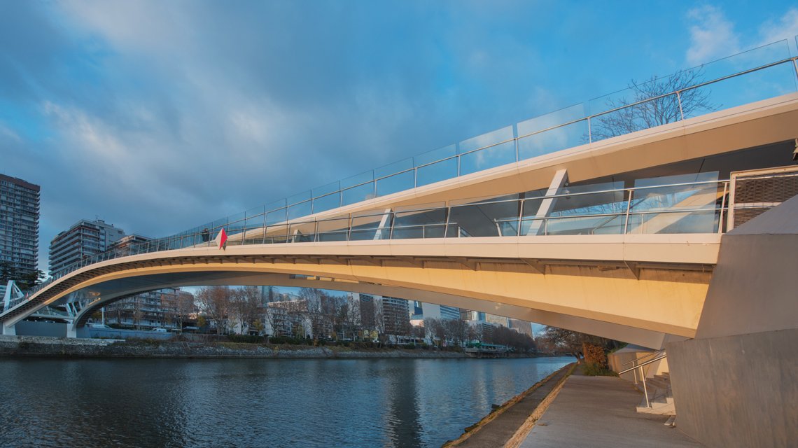 Passerelle Puteaux maille métallique inox SCORPIO P04010 www.maillemetaldesign.fr - <p>garde-corps métallique en résille métallique sur mesure acier inoxydable pour la passerelle piétonne François Coty de la ville de Puteaux</p>