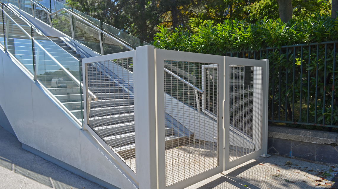 Passerelle Puteaux maille métallique inox SCORPIO P04010 www.maillemetaldesign.fr