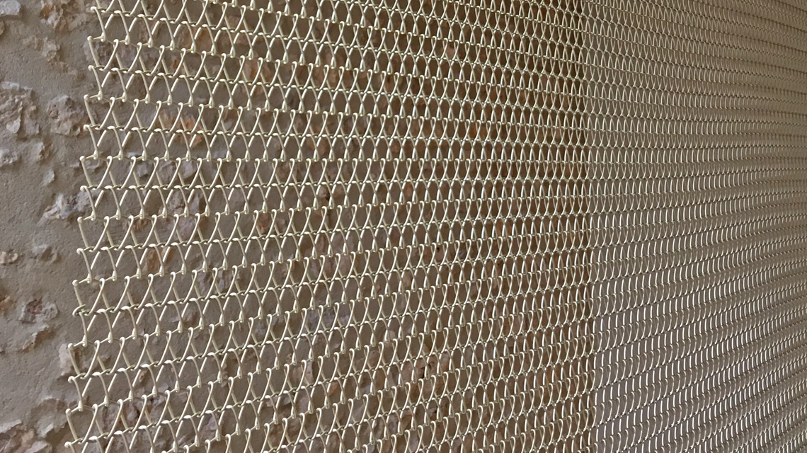 Parement escalier en maille métallique aluminium anodisé champagne TORROJA @maillemetaldesign