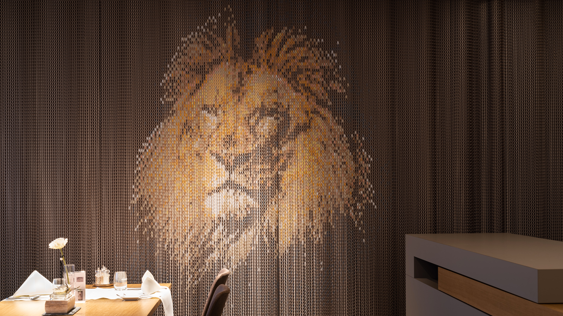 Habillage mural personnalisé en chaînes à maillons aluminium kriskadecor www.maillemetaldesign.fr