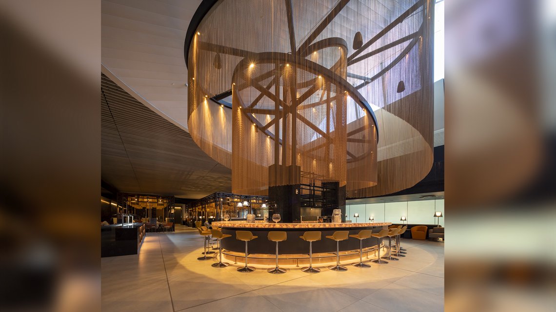 plafond luminaires chaînes à maillons aluminium design by @kriskadecor  - <p>plafond luminaires chaînes à maillons aluminium design by @kriskadecor</p>