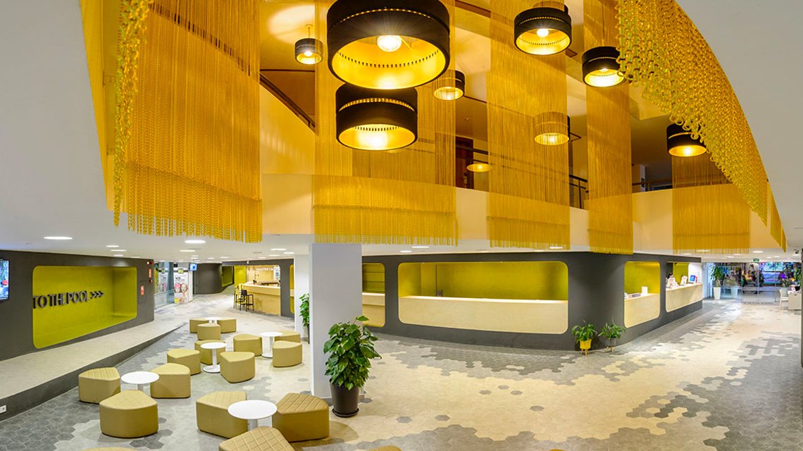 Application en plafond des chaînes à maillons kriskadecor en aluminium anodisé or brillant  - <p>Chaînes à maillons kriskadecor en aluminium anodisé or suspendues au plafond de l’aparthotel</p>