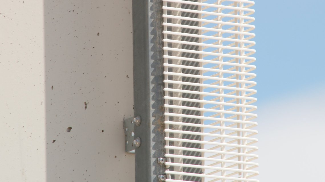 Grille électro-soudée thermolaquée appelées SLOT mises en oeuvre sur la façade du bâtiment de l'institut photovoltaïque de Saclay @maillemetaldesign - <p>Grille électro-soudée thermolaquée appelées SLOT mises en oeuvre sur la façade du bâtiment de l’institut photovoltaïque de Saclay @maillemetaldesign</p>