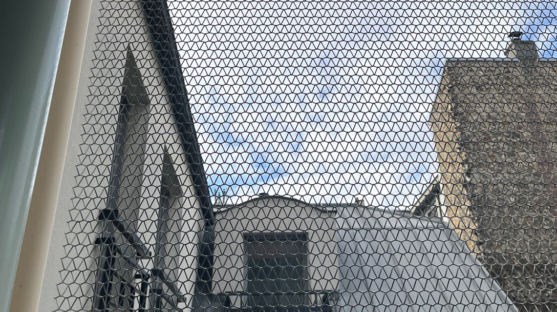 Maille métallique spiralée inox mise en oeuvre en habillage d'escalier d'extérieur - <p>Maille métallique inox spiralée en façade d’un escalier extérieur. La résille métallique a été fabriquée sur mesure pour habillage les escaliers de ce bâtiment QG 206 Lafayette. Une conception signée Think Tank Architecture.</p>