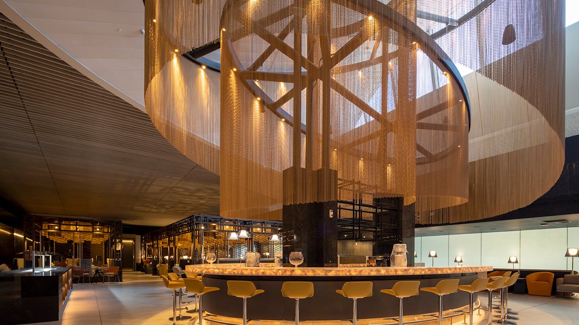 plafond chaînes à maillons aluminium design by @kriskadecor  - <p>plafond chaînes à maillons aluminium design by @kriskadecor</p>