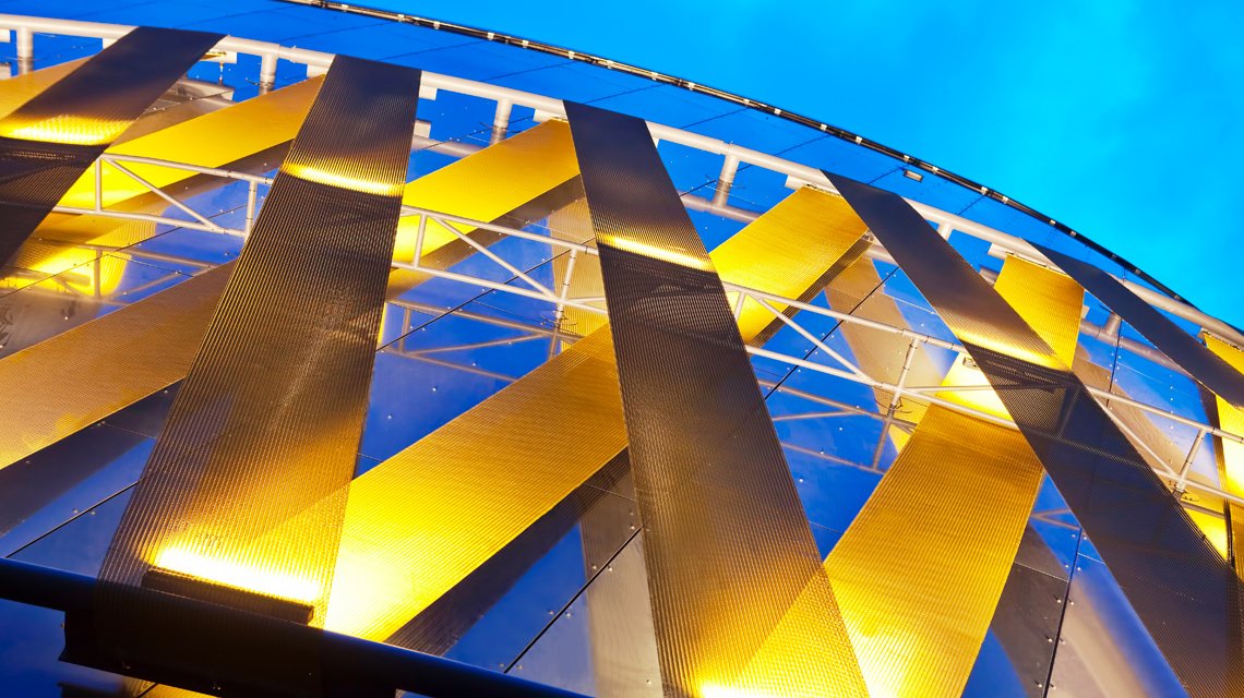 façade moderne d'un centre commerciale revêtue de bandeaux de maille métallique câblée. La maille métallique STAURN est composée de câbles inox et de tiges métallique inox recouvertes d'une couche de peinture plastifiée. - <p>façade moderne d’un centre commerciale revêtue de bandeaux de maille métallique câblée. La maille métallique STAURN est composée de câbles inox et de tiges métallique inox recouvertes d’une couche de peinture plastifiée.</p>