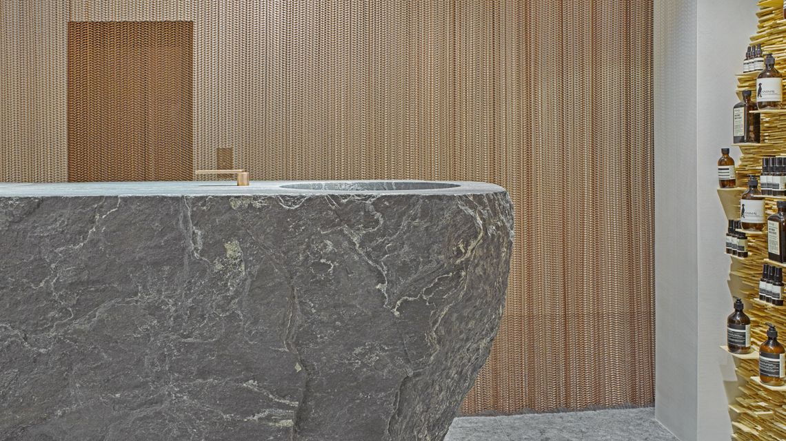 Rideau coulissant en maille métallique cuivre MIES @maillemetaldesign